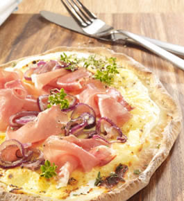 Cibulový koláč Tarte Flambée s parmskou šunkou